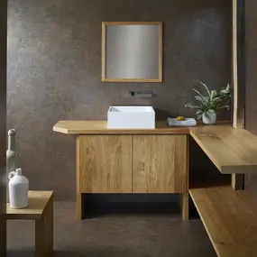 Modernes Badezimmer mit Holzwaschtisch, eckigem Aufsatzwaschbecken und Dekoration.