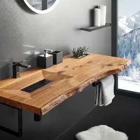 Modernes Badezimmer mit Waschtisch aus Massivholz, schwarzer Armatur und Bergblick.